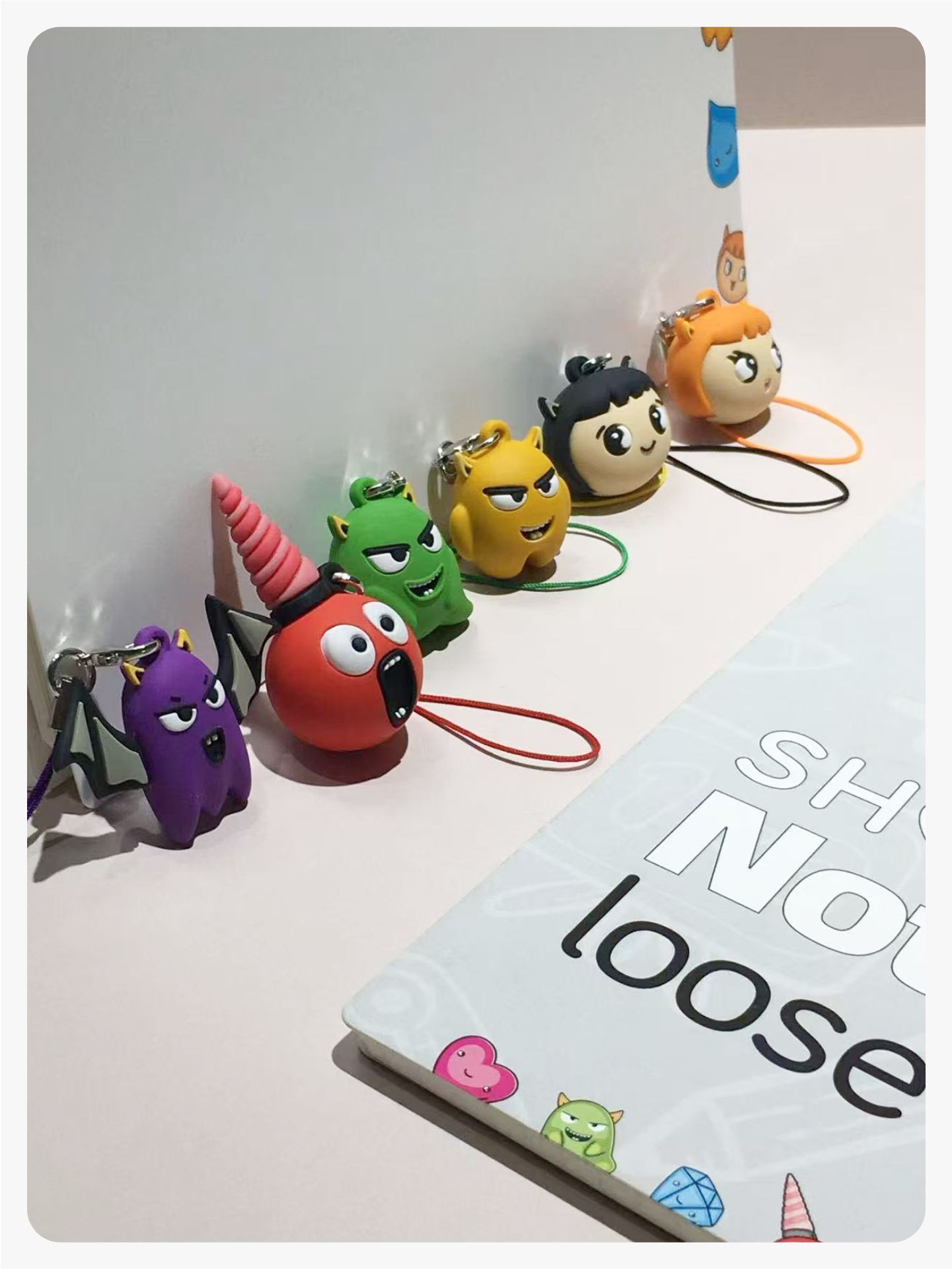 本册星球建议您升级你的文具小店，采购刚需品类，多品牌售卖，重新设计活页本展架陈列