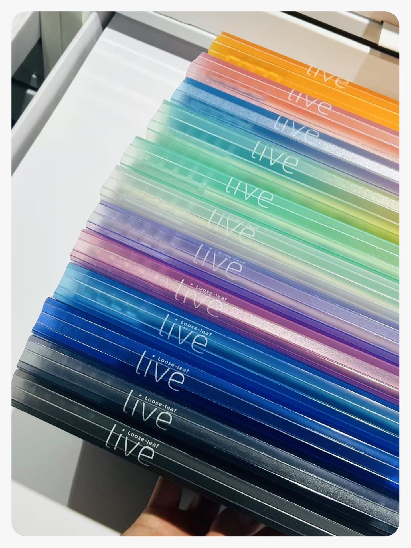 多款软背脊活页本带有Live loose-leaf 活页活设计理念标识