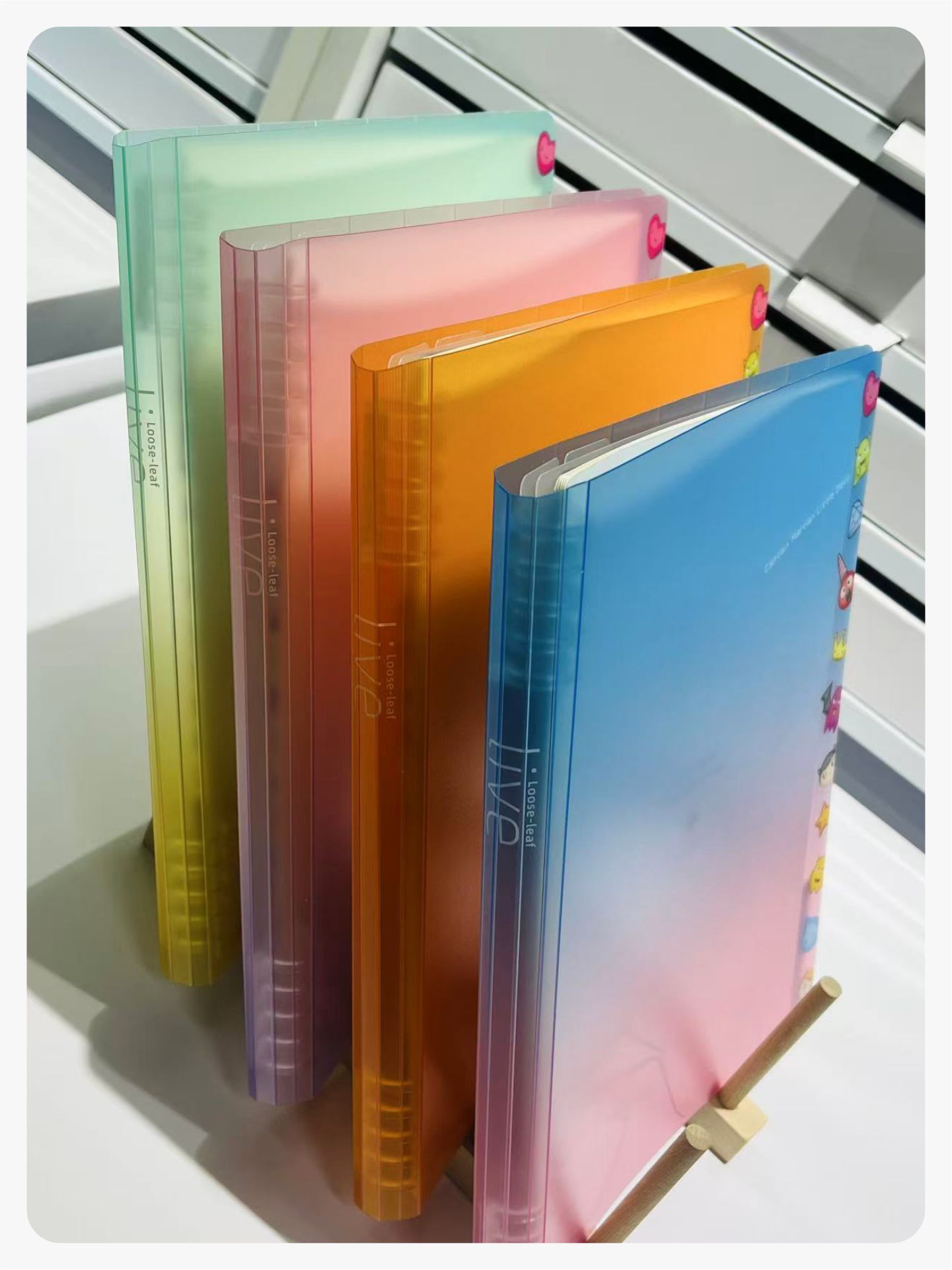 本册星球软背脊活页本侧面形象，长得就像一个本子样子，不是活页夹